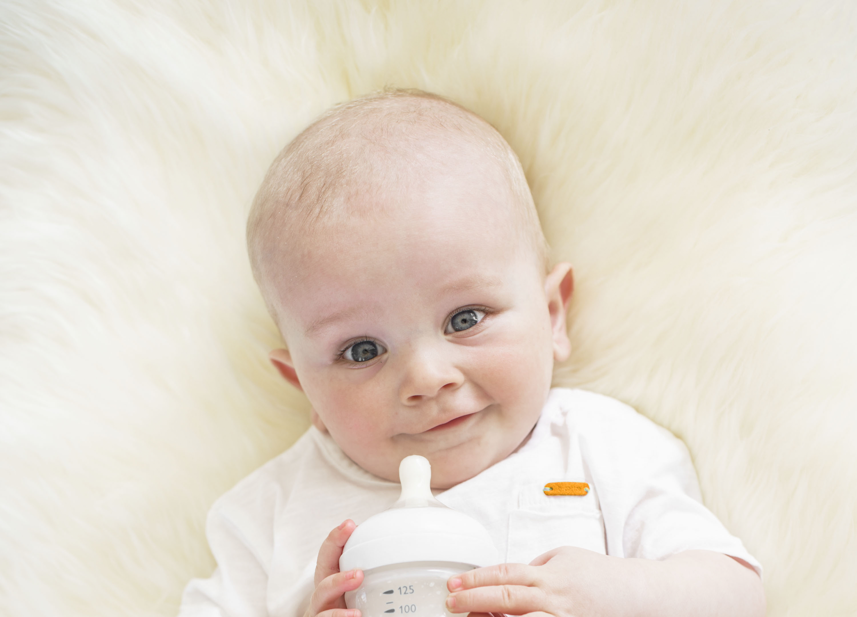 Dítě s lahvičkou mléka