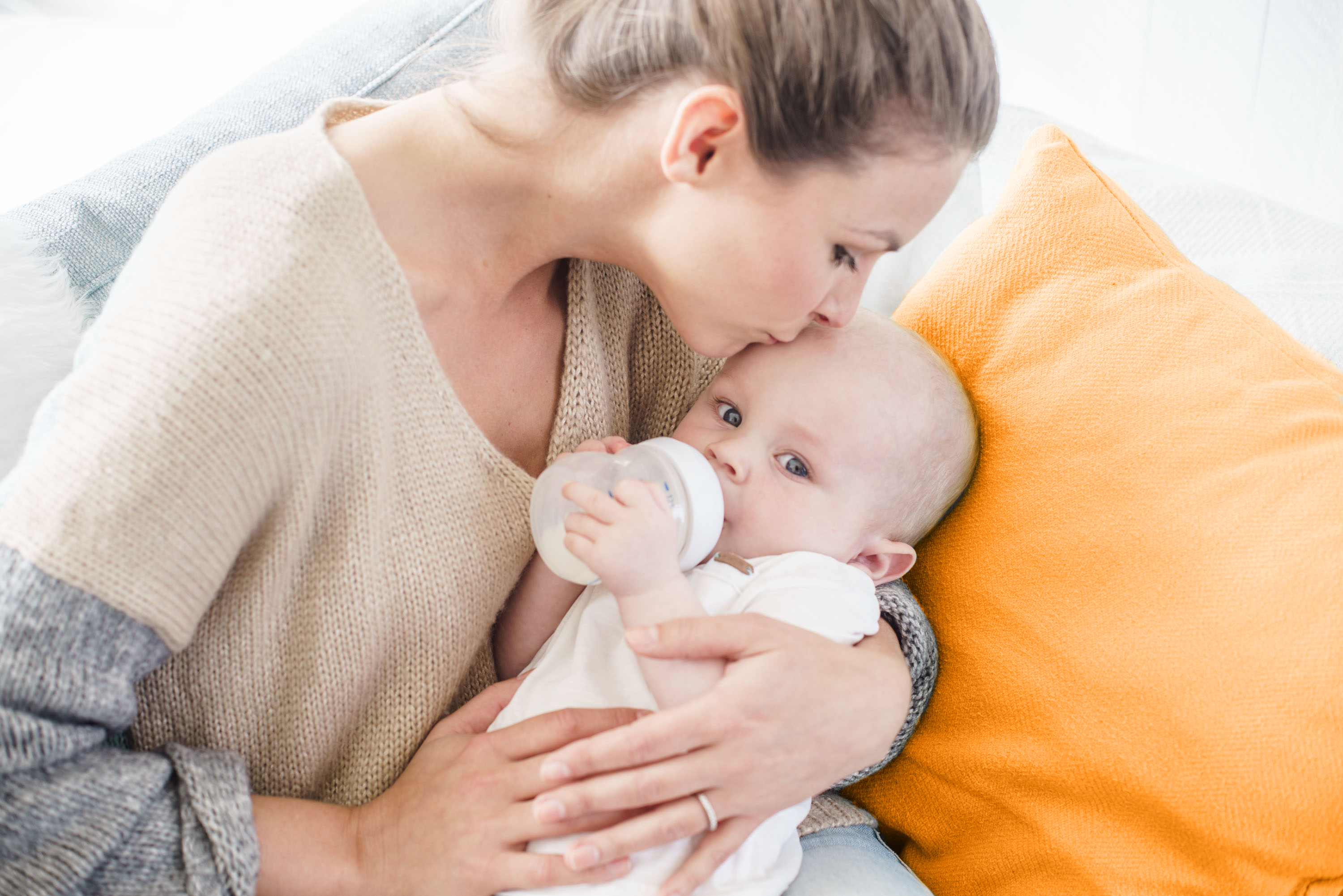 Maminka s dítětem a lahvičkou