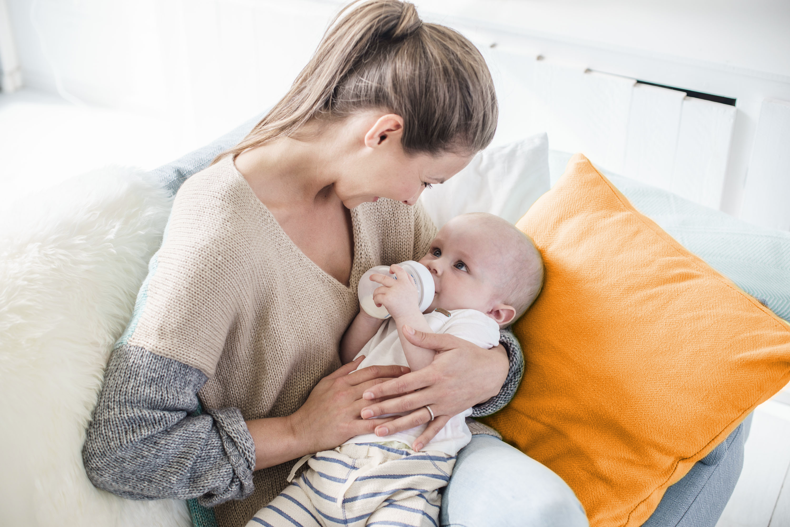 Maminka s dítětem a lahvičkou 2